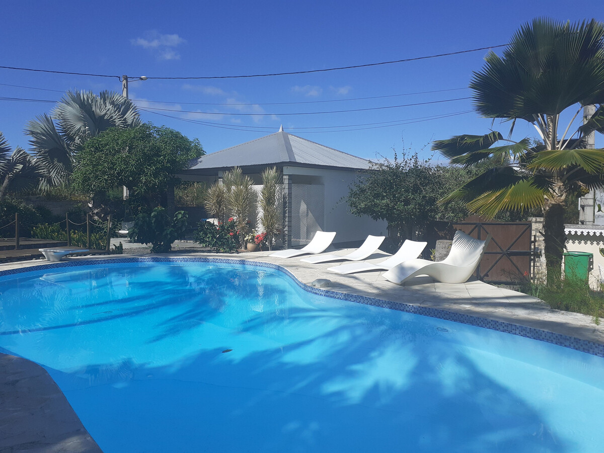 Gîte Pluie d'Or : piscine partagée et terrasse à Saint-Louis - Photo 2