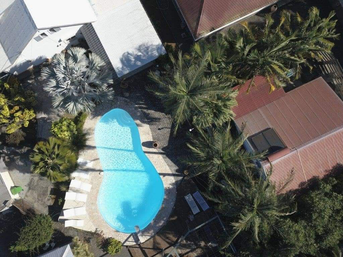 Gîte Pluie d'Or : piscine partagée et terrasse à Saint-Louis - Photo 3