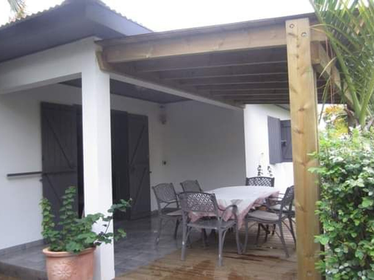 Gîte Pluie d'Or : piscine partagée et terrasse à Saint-Louis - Photo 7