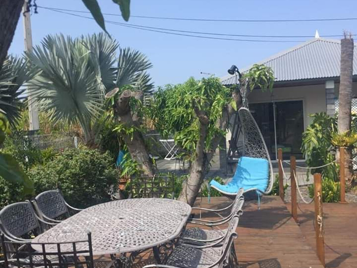 Gîte Pluie d'Or : piscine partagée et terrasse à Saint-Louis - Photo 8