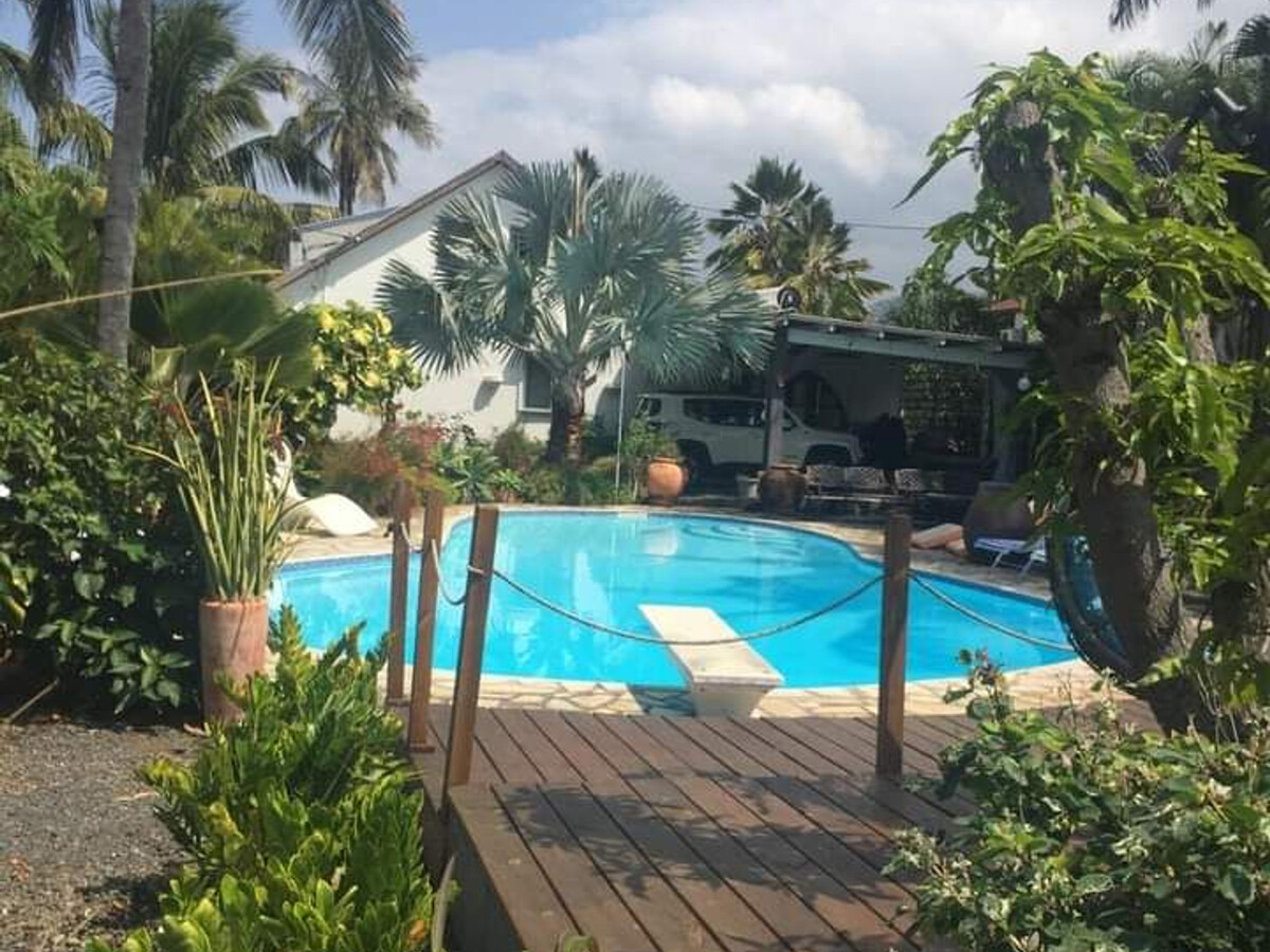 Gîte Pluie d'Or : piscine partagée et terrasse à Saint-Louis - Photo 9