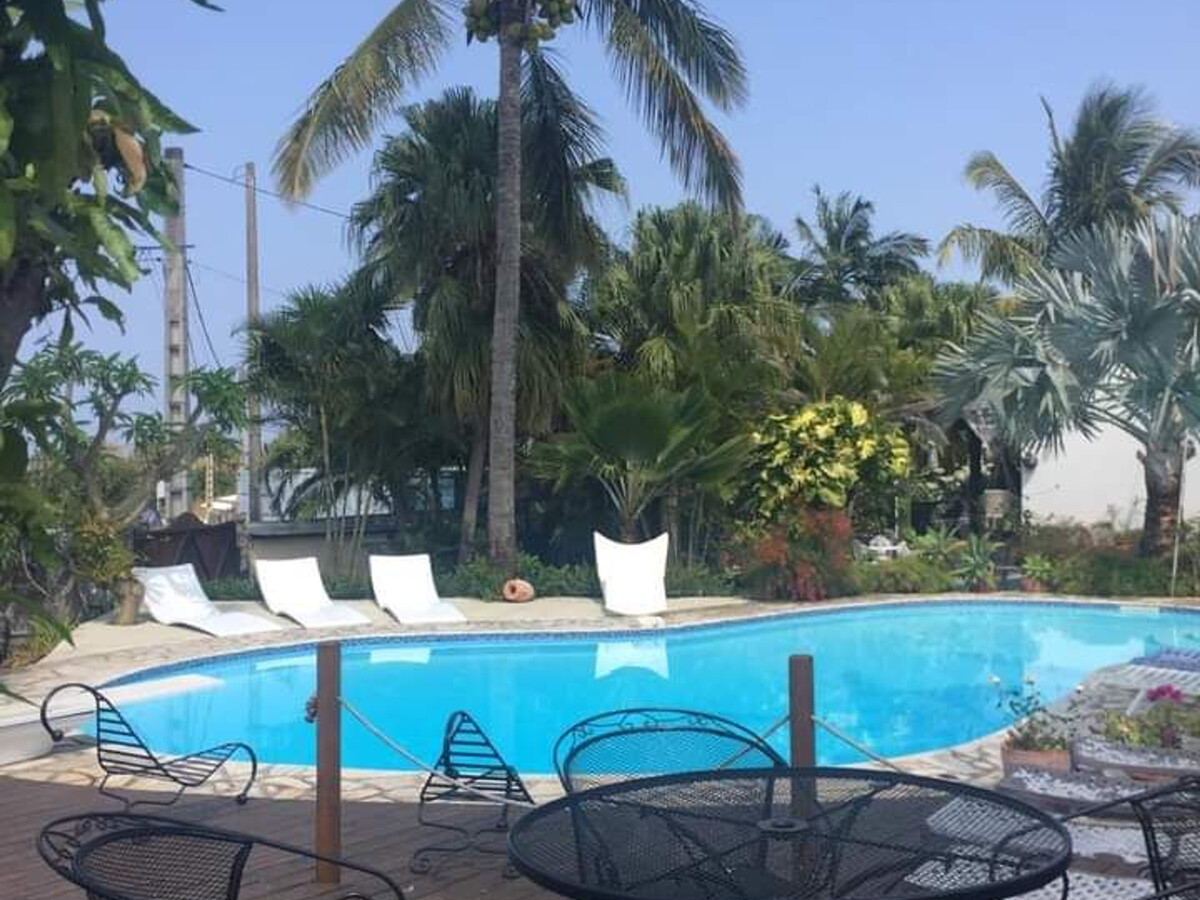 Gîte Pluie d'Or : piscine partagée et terrasse à Saint-Louis - Photo 10