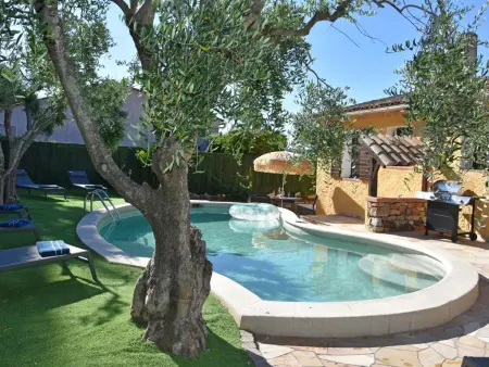 Location maison à Bagnols en Forêt, Villa avec piscine privée à deux pas du village