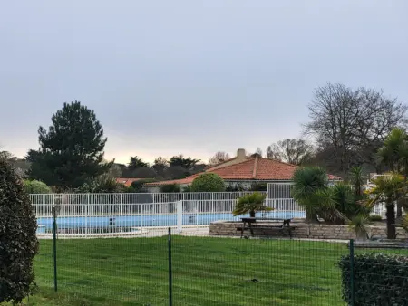 Maison rénovée près de la mer avec 2 piscines, parking et animaux acceptés - Photo 11
