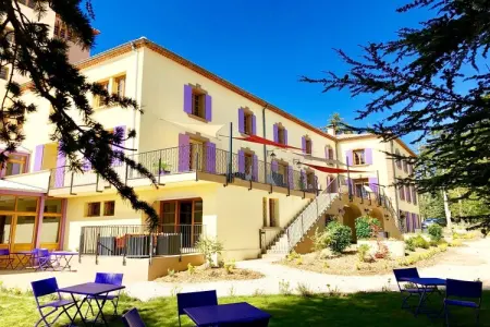 Location appartement à Ferrassières, Séjour élégant au Château Spa