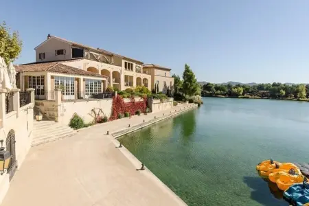Location appartement à MALLEMORT, Villa 5 Pièces 8 Personnes avec piscine privée et vue sur le golf - Exclusive - super Home
