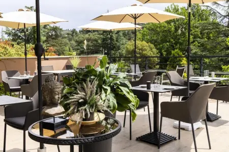 Location appartement à Gréoux les Bains, Studio Sup√©rieur 2 Personnes vue jardin