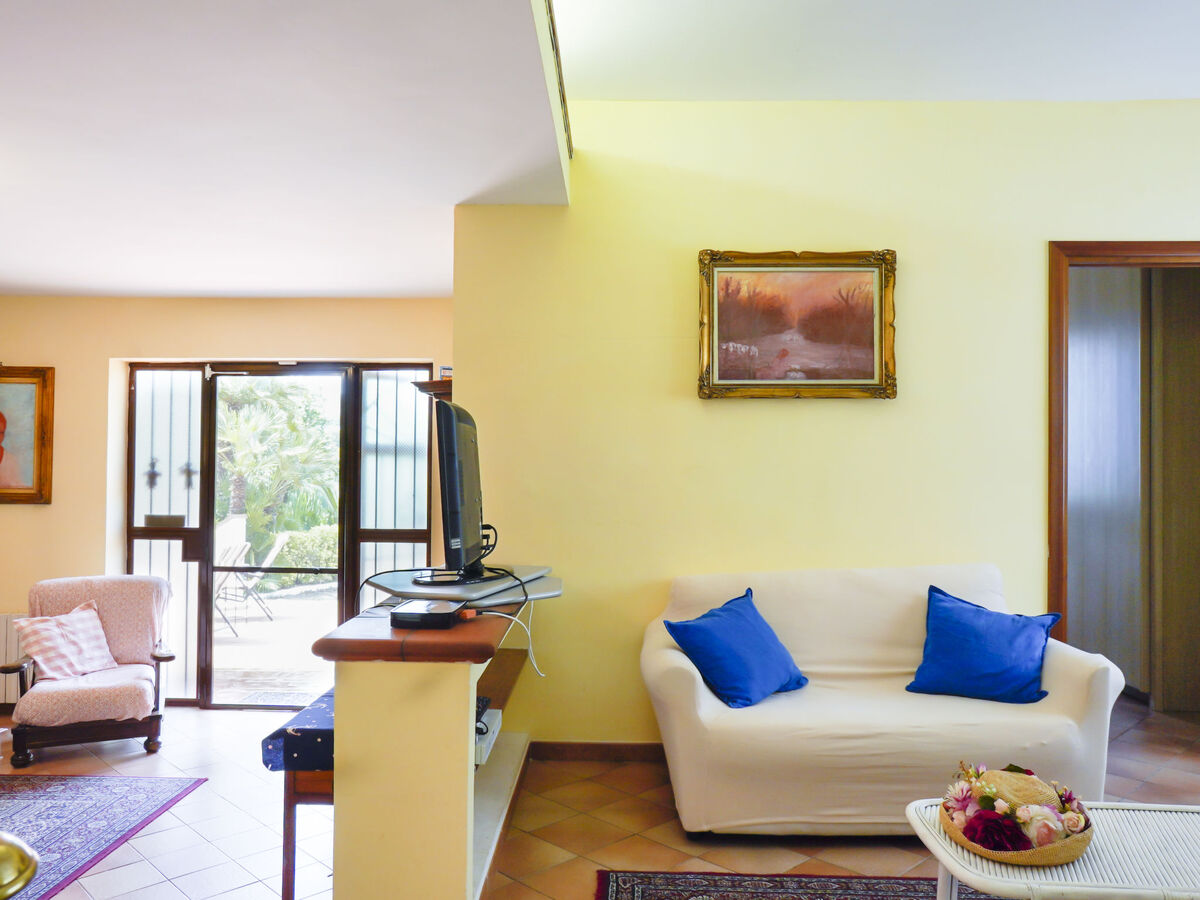 Villa Sunny à Itri – piscine, parc 1 200 m² et vue jardin - Photo 9