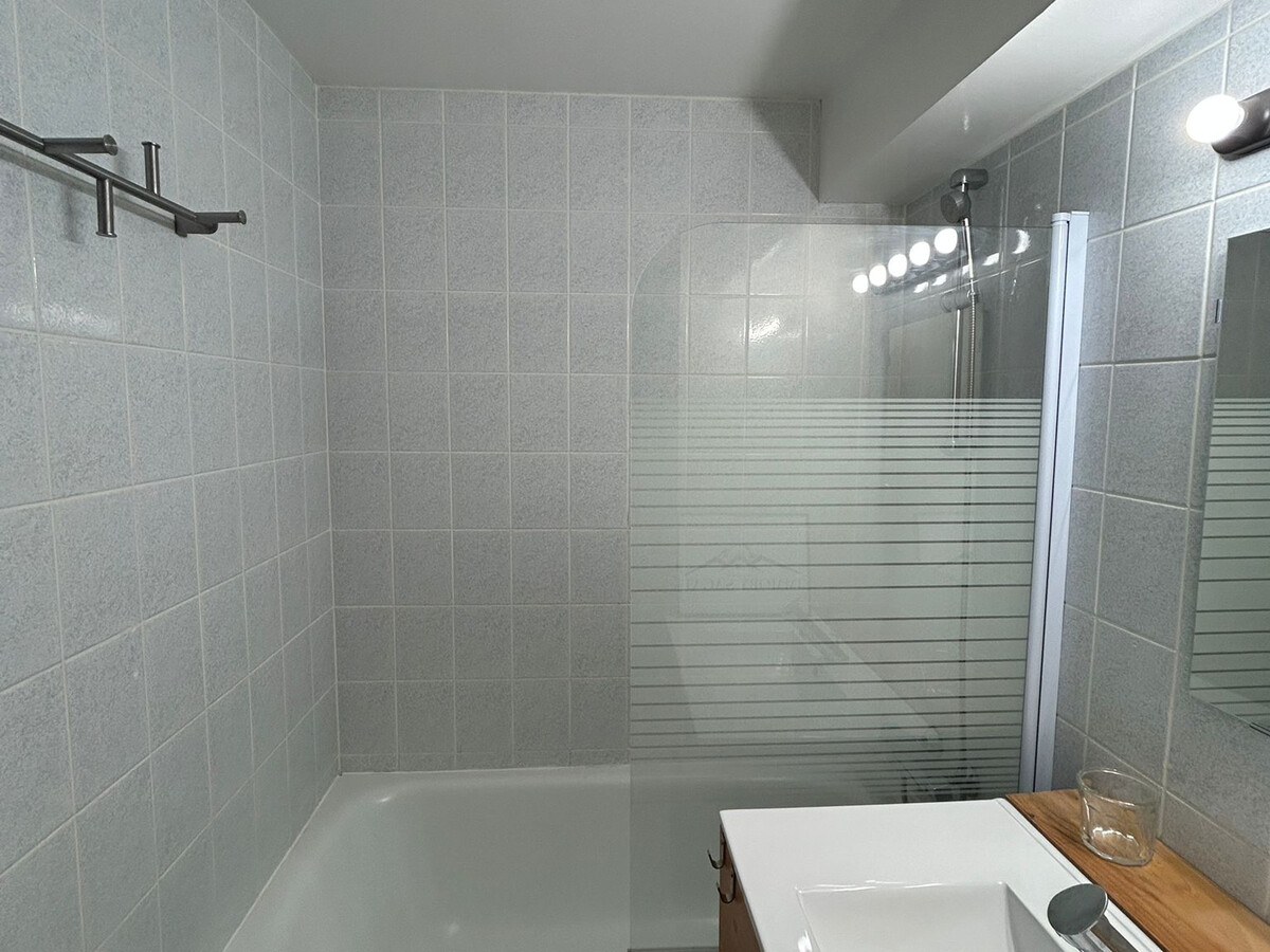 Studio 26 m² Centre Super-Besse, balcon lac et pistes - Photo 11