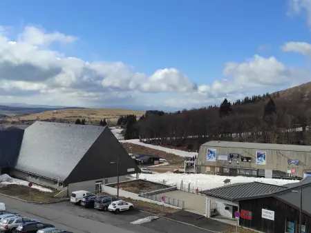Location appartement à Besse et Saint Anastaise Super Besse, Studio Cœur de station avec Balcon, Proche Pistes