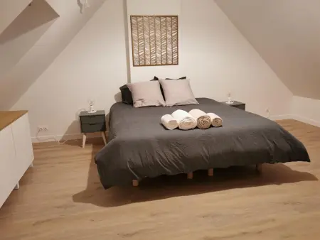 Gîte des Fontaines à Fontenay-le-Fleury, 120 m² jardin : photo 8