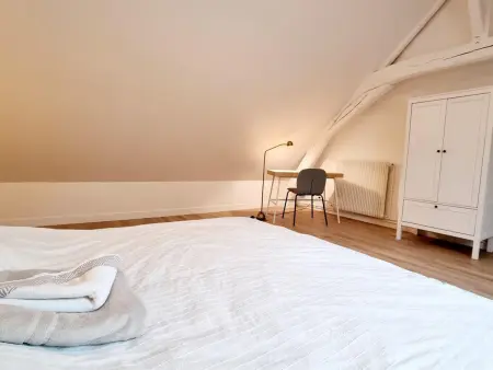 Gîte des Fontaines à Fontenay-le-Fleury, 120 m² jardin : photo 9