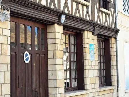 Location gite à Houdan, Auberge médiévale à Houdan avec jardin clos, animaux acceptés, WiFi et parking sécurisé