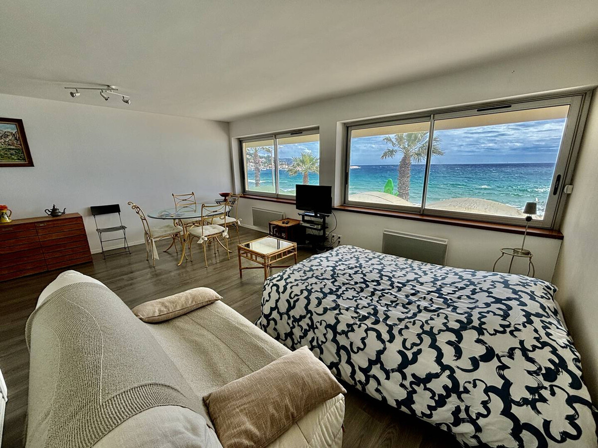 Appartement face mer au Lavandou, accès direct plage - Photo 1