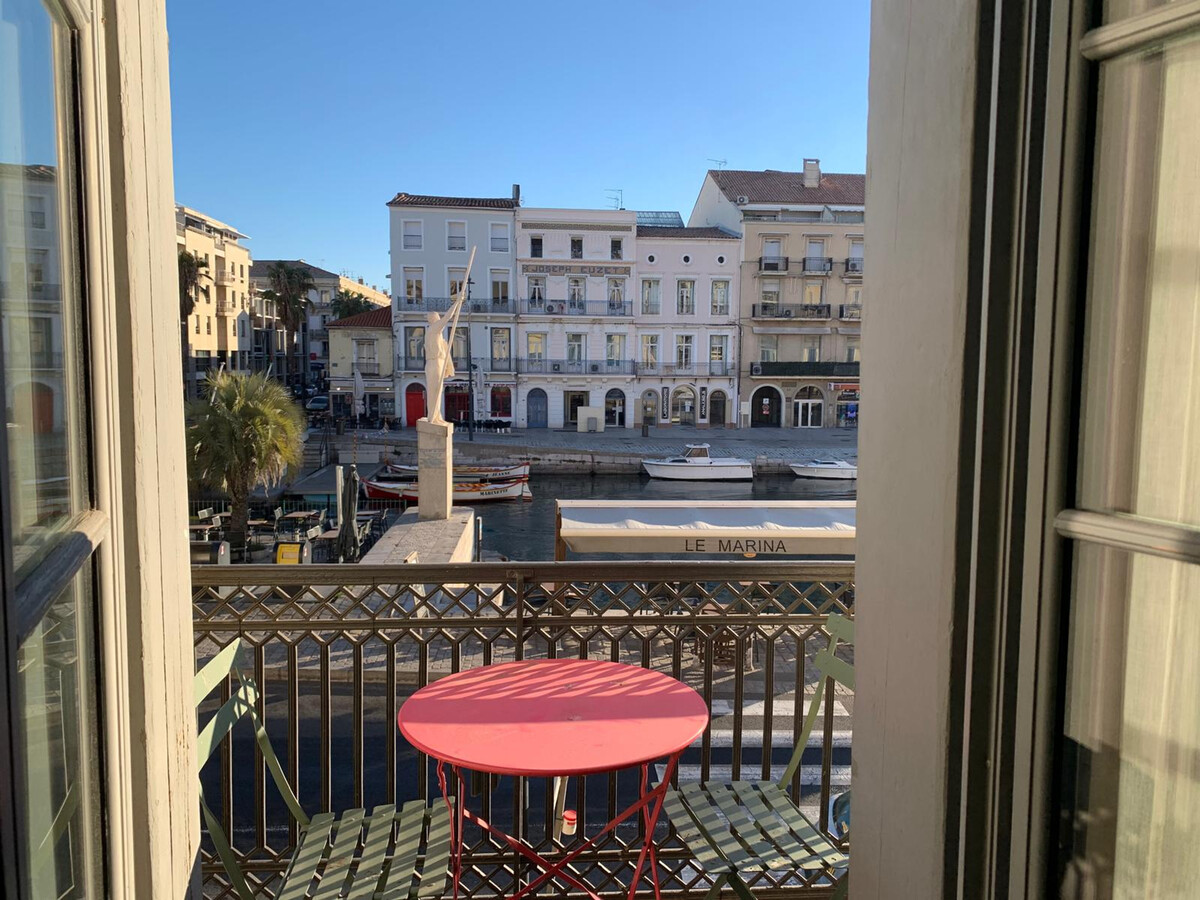 T3 rénové climatisé avec balcon sur canal à Sète - Photo 1