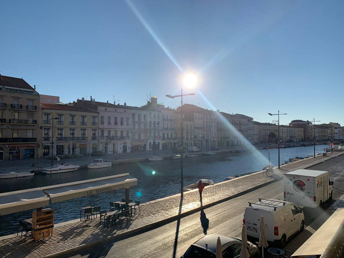 T3 rénové climatisé avec balcon sur canal à Sète - Photo 8