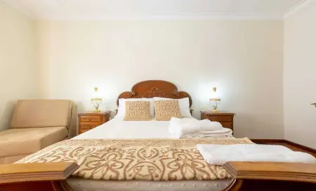 Château de 540 m² à Valença : piscine privée et jacuzzi, 7 chambres : photo 7