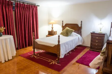 Château de 540 m² à Valença : piscine privée et jacuzzi, 7 chambres : photo 12