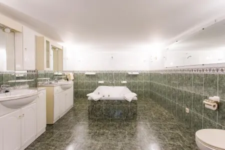 Château de 540 m² à Valença : piscine privée et jacuzzi, 7 chambres : photo 20