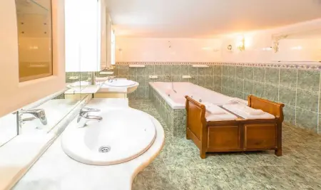 Château de 540 m² à Valença : piscine privée et jacuzzi, 7 chambres : photo 21