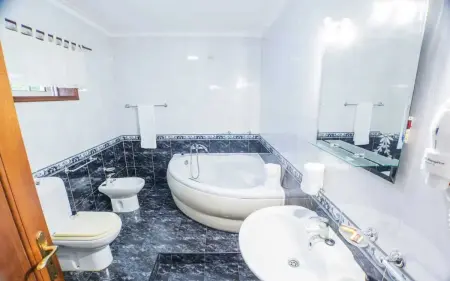 Château de 540 m² à Valença : piscine privée et jacuzzi, 7 chambres : photo 28