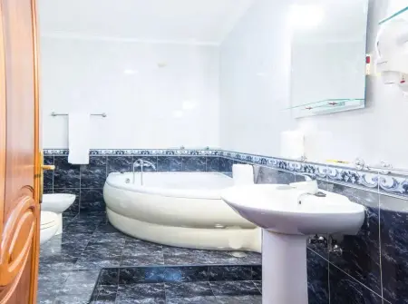 Château de 540 m² à Valença : piscine privée et jacuzzi, 7 chambres : photo 29