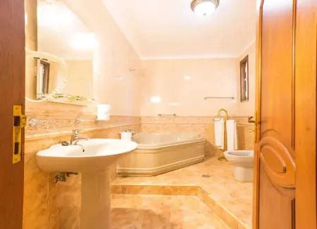 Château de 540 m² à Valença : piscine privée et jacuzzi, 7 chambres : photo 30