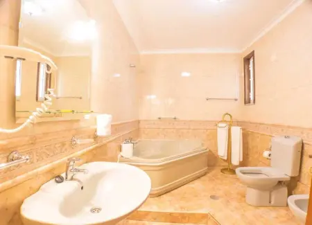 Château de 540 m² à Valença : piscine privée et jacuzzi, 7 chambres : photo 32