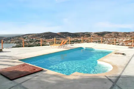 Location maison à Paros, Maison charmante à Paros, 90 m² avec piscine partagée.