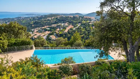 Appartement 45 m² à Roquebrune-sur-Argens, piscine partagée et vue montagne : photo 2