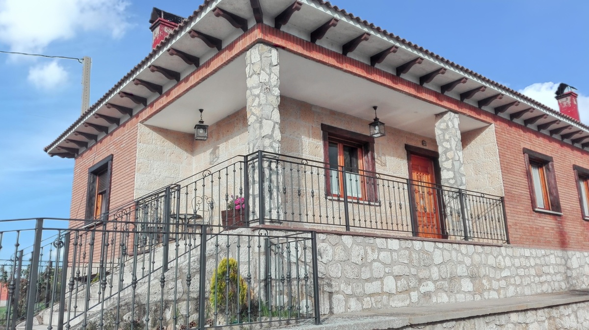 Maison familiale à Peral de Arlanza avec jardin clôturé et barbecue - Photo 3