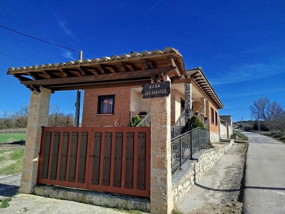 Maison familiale à Peral de Arlanza avec jardin clôturé et barbecue - Photo 12