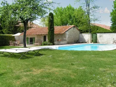 Location maison à Bellon, Maison spacieuse avec piscine au cœur de Bellon