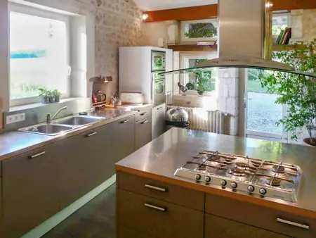 Maison avec piscine privée et jardin clos à Bellon, 8 personnes : photo 3