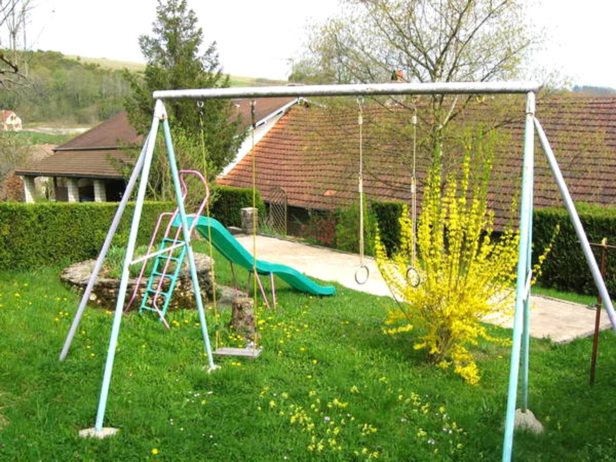 Maison 90m² Saint-Laurent-la-Roche, jardin avec terrasse barbecue - Photo 2