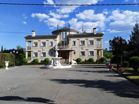 Location maison à Congosto, Maison spacieuse avec piscine et jardin à Congosto