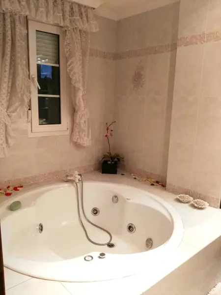 Maison avec piscine et jardin à Congosto, 4 chambres pour 8 : photo 10