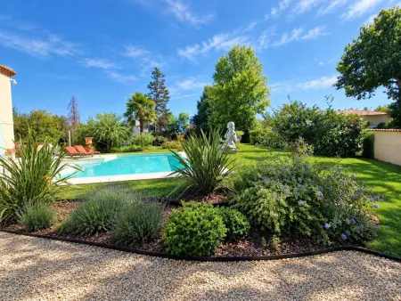 Villa de charme à Ribérac, piscine privée et jardin clos : photo 14