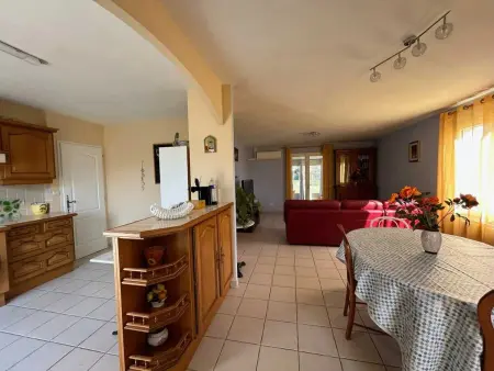 Maison accueillante à Gémozac - 100 m² avec jardin fertile. - Photo 3