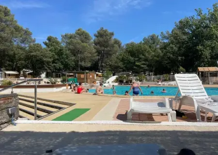Bungalow confortable à Nans-les-Pins avec piscine partagée - Photo 8