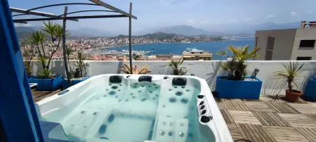 Location appartement à Ajaccio, Appartement spacieux avec vue sur la mer à Ajaccio, jacuzzi privé.