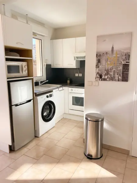 Appartement moderne à Fréjus avec piscine partagée et balcon : photo 4
