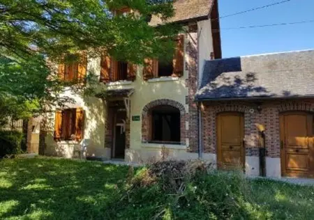 Location maison à Cézy, Maison chaleureuse à Cézy avec jardin clôturé