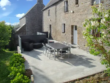 Maison avec superbe jardin et cheminée à Sougéal, 7 pers. : photo 2
