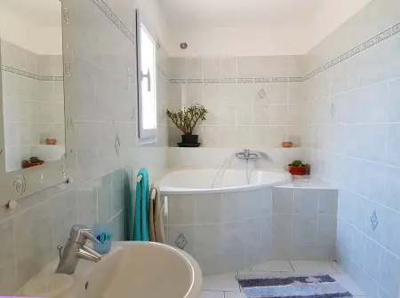 Maison charmante à Alata avec vue sur mer et ville - Photo 5