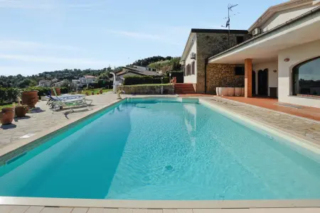 Location villa à Castellaccio, Villa contemporaine à Castellaccio avec piscine privée