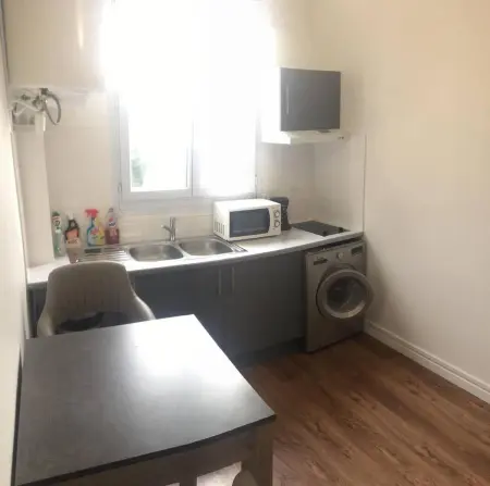 Studio lumineux de 27 m² avec salle de bain séparée à Clichy : photo 5