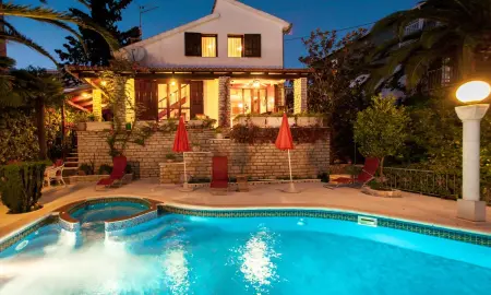 Location villa à Seget Vranjica, Villa spacieuse à Seget Vranjica avec piscine privée