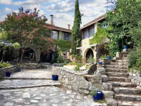 Maison avec piscine partagée et jardin clôturé à Saint-André-de-Cruzières : photo 2