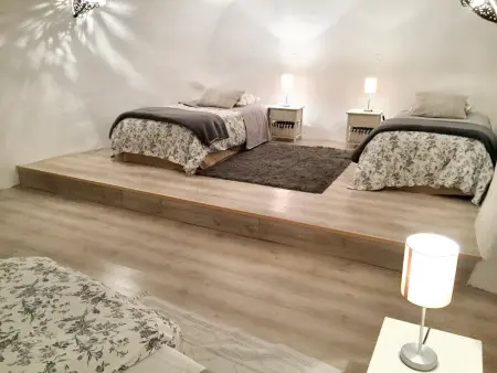Maison avec piscine partagée et jardin clôturé à Saint-André-de-Cruzières : photo 3